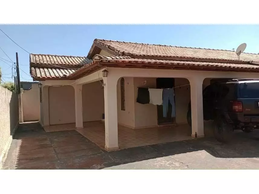 Casa à venda em leilão - leilão extrajudicial - Piacatu SP - lance mínimo R$ 246.400