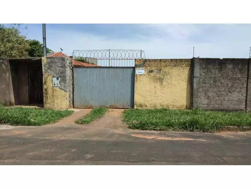 Casa à venda em leilão - leilão extrajudicial - Araguari MG - lance mínimo R$ 318.528