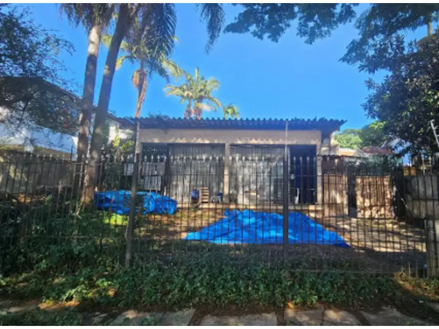Casa ocupada com 3 quartos e 670 m² construídos