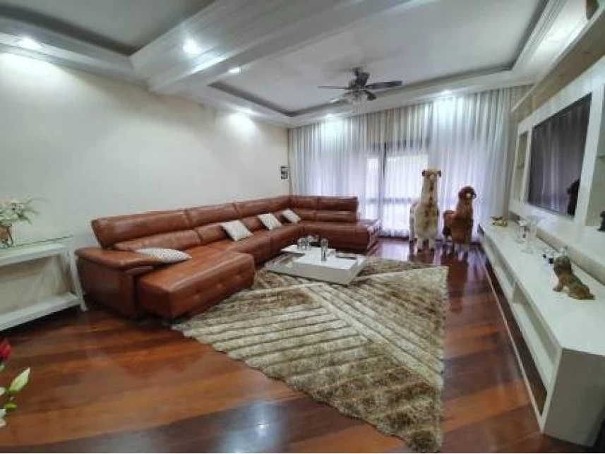 Casa ocupada com 3 quartos, 5 banheiros e 391 m²