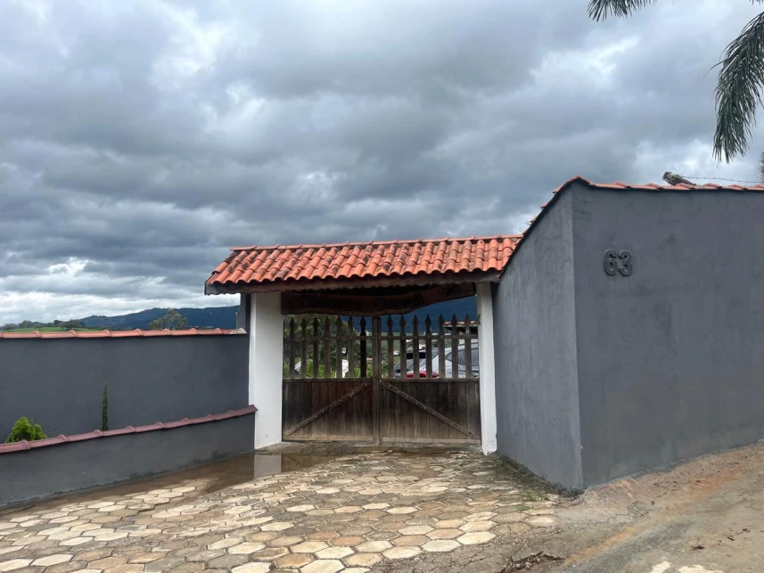 Casa ocupada com 270m² construídos e amplo terreno