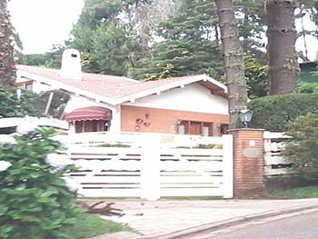 Casa em leilão - Rua Isai Leirner (antigas Ruas Borborema e São Luiz) fundos c/ a Viela, 367 - Campos do Jordão/SP - Banco Bradesco S/A | Z14074LOTE024