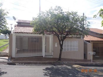 Casa em leilão - Rua Quinzino José de Souza, 1-44 - Valentim Gentil/SP - Banco Santander Brasil S/A | Z15538LOTE014
