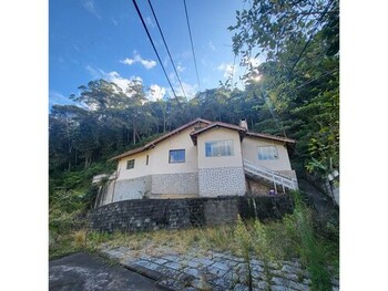 Casa em leilão - Rua Antônio Francisco Sena, 188 - Nova Friburgo/RJ - Itaú Unibanco S/A  | Z27974