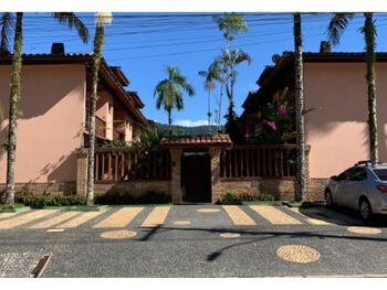 Casa em leilão - Rua Florisbela Soares de Oliveira, 95 - Caraguatatuba/SP - Banco Santander Brasil S/A | Z30310LOTE010
