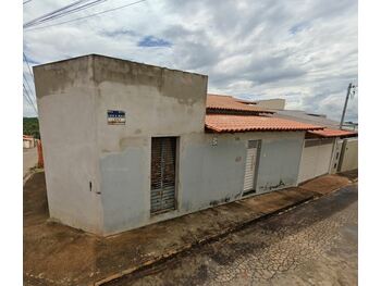 Casa em leilão - Rua Luiz Antonio Maia, 196 - Nepomuceno/MG - Banco Santander Brasil S/A | Z30649LOTE017