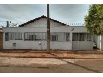 Casa em leilão - Avenida Amazonas, 857 - Ituiutaba/MG - Bari Companhia Hipotecária | Z32020LOTE001