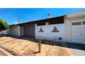 Casa em leilão - Rua Braz Berlingieri, 181 - Jaboticabal/SP - Banco Santander Brasil S/A | Z32235LOTE004