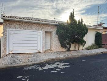 Casa em leilão - Avenida América, 395 - Dois Córregos/SP - Banco Santander Brasil S/A | Z33390