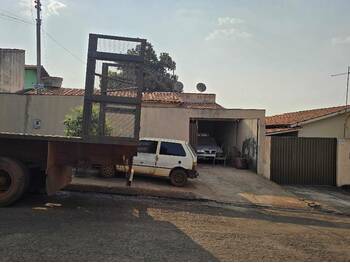 Casa em leilão - Avenida Aristeu Bertoldo de Lima, 272 - Santa Helena de Goiás/GO - Banco Santander Brasil S/A | Z33610
