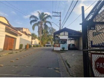 Casa em leilão - Via das Grinaldas, 306 - Cotia/SP - Banco Santander Brasil S/A | Z33529