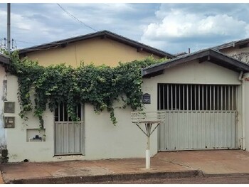 Casa em leilão - Rua Araguari, 970 - Planura/MG - Banco Santander Brasil S/A | Z33569