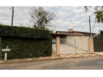 Casa em leilão - Rua Ferreira Benfica, 325 - Araxá/MG - Banco Santander Brasil S/A | Z33973