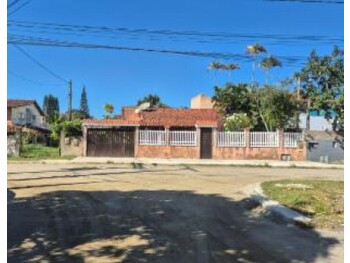 Casa em leilão - Rua Mara Rosa, 124 - Araruama/RJ - Banco Santander Brasil S/A | Z34178