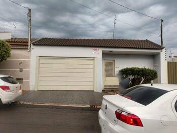 Casa em leilão - Rua Paulino Pessoto, 162 - Bariri/SP - Banco Santander Brasil S/A | Z34633