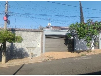 Casa em leilão - Rua Coronel Antônio Alves Pereira, 3.390 - Uberlândia/MG - Banco Santander Brasil S/A | Z35332