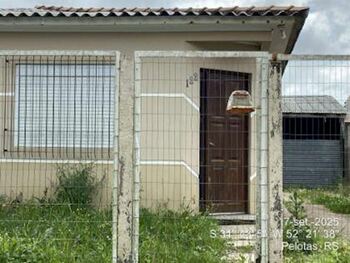Casa em leilão - Rua Joao Quinzem, 122 - Pelotas/RS - Banco Santander Brasil S/A | Z35533