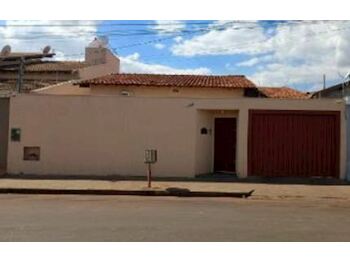 Casa em leilão - Rua Pirajuba, 1641 - Frutal/MG - Banco Santander Brasil S/A | Z35533