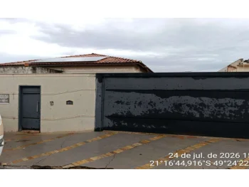 Rua João Lopes de Oliveira, Nº: 37. Casa. Áreas totais Terreno: 706,76m², e Construída estimada: 229,41m². Matr. 15.284 do 1º CRI de Urupês/SP. — leilão em Irapuã/SP