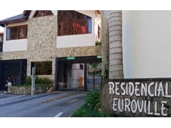 Prédio residencial situado na Alameda Alemanha nº 90, com 247,65m² de área construída, e seu respectivo terreno constituído pelo lote nº 04, da quadra "A",… — leilão em Carapicuíba/SP
